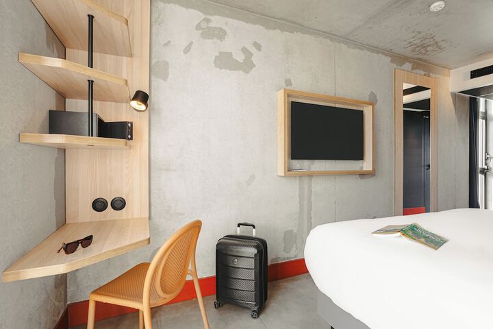 Room 33 of 118