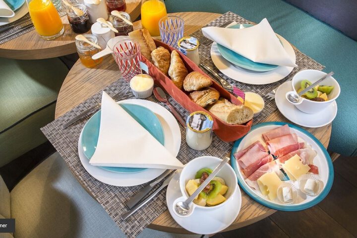 Breakfast/Coffee Service 32 of 37