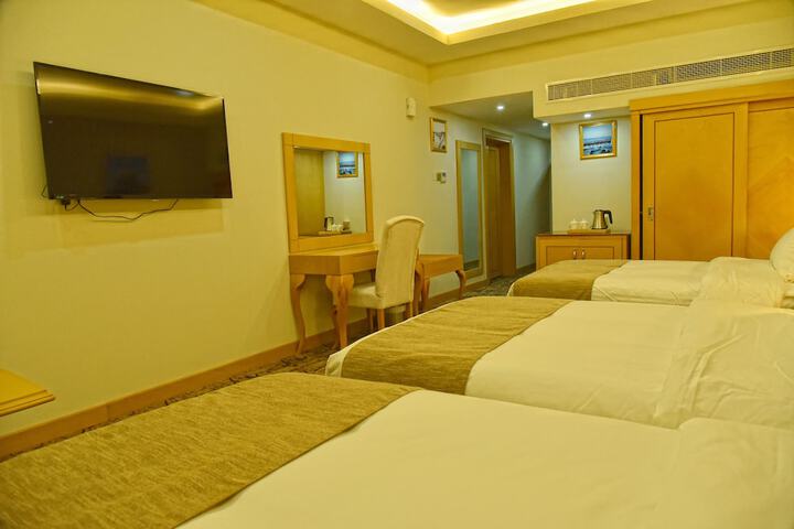 Room 18 of 33