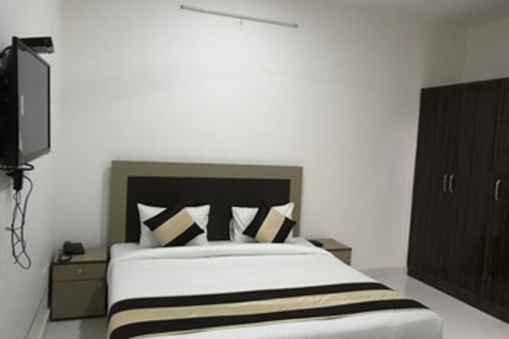 Room 11 of 27