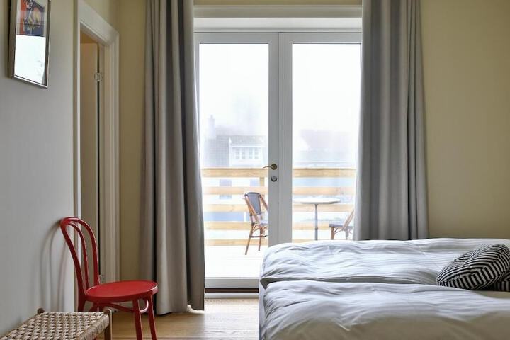 Room 2 of 63