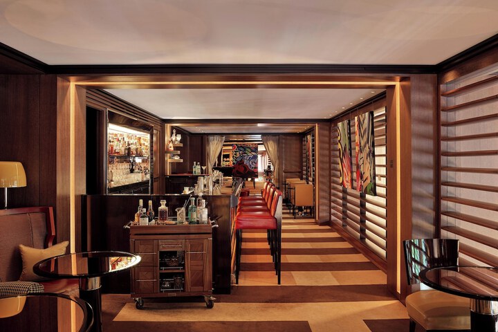 Lounge 49 of 52