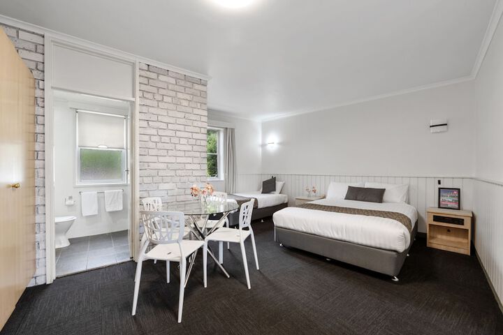 Room 3 of 33