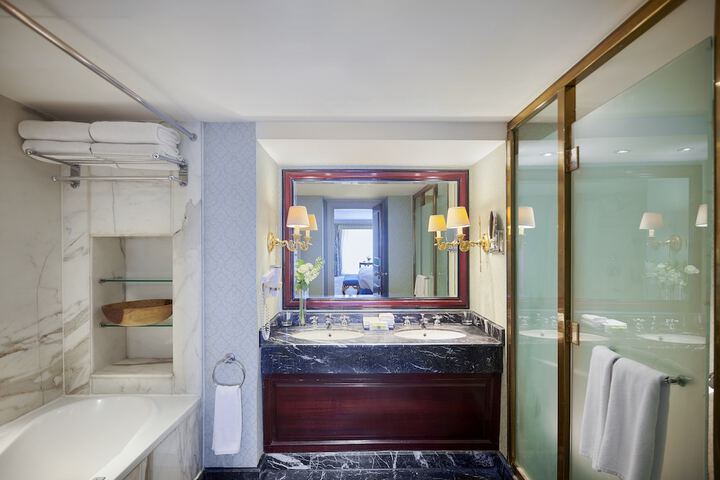 Room 43 of 147