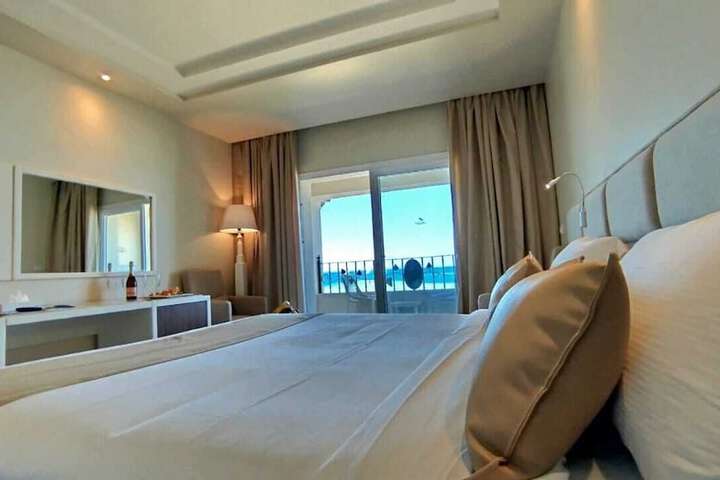 Room 12 of 140
