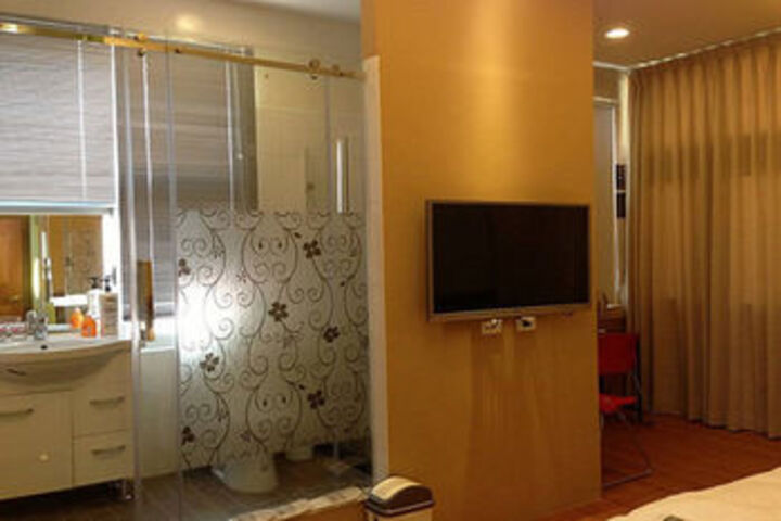 Room 3 of 32
