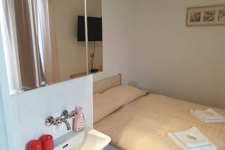 Room 9 of 28