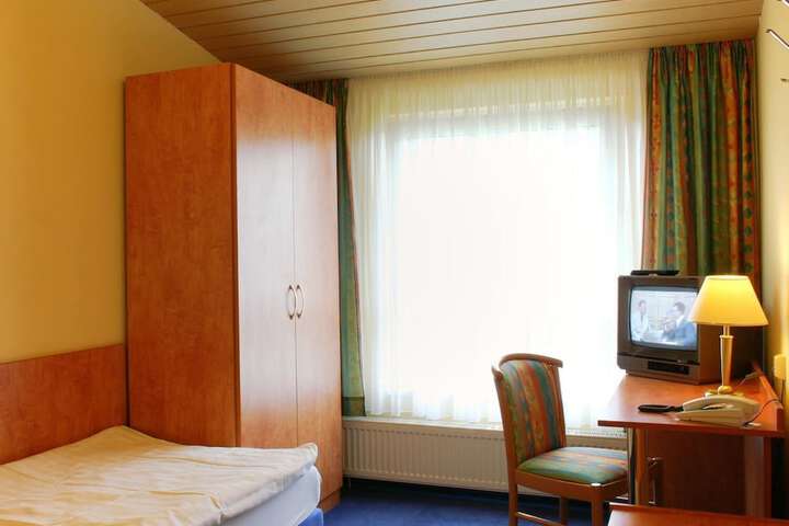Room 6 of 28