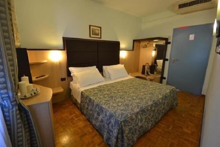 Room 4 of 20