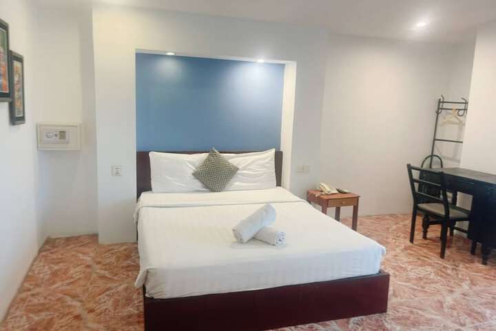 Room 26 of 100