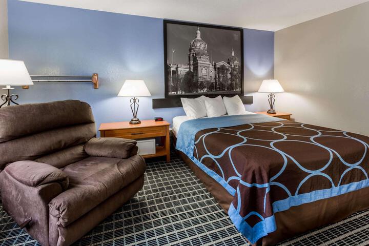 1 Queen Bed (5 of 12)
