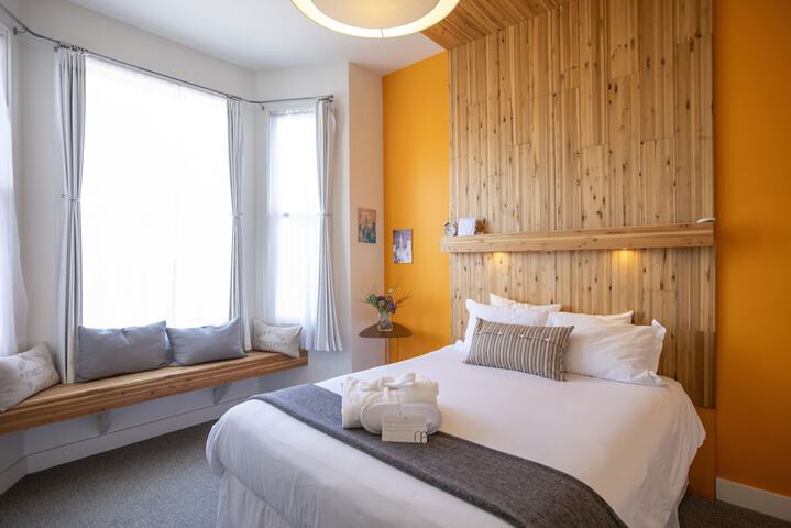 Room 4 of 84