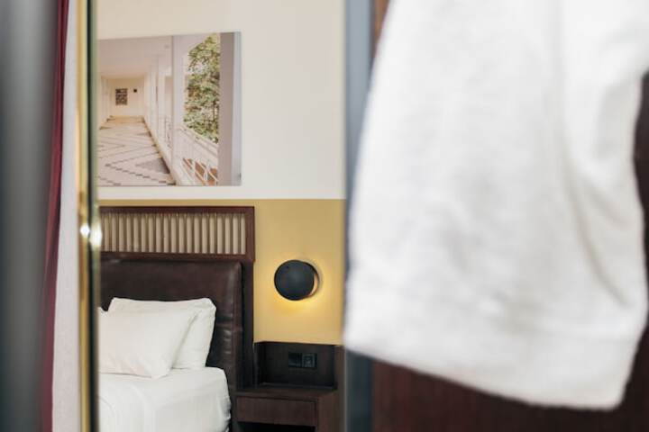 Room 10 of 27