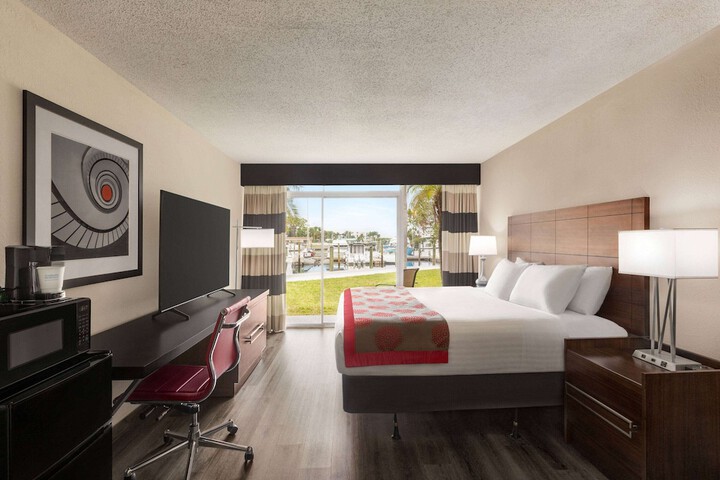 1 King Bed City View (8 of 14)