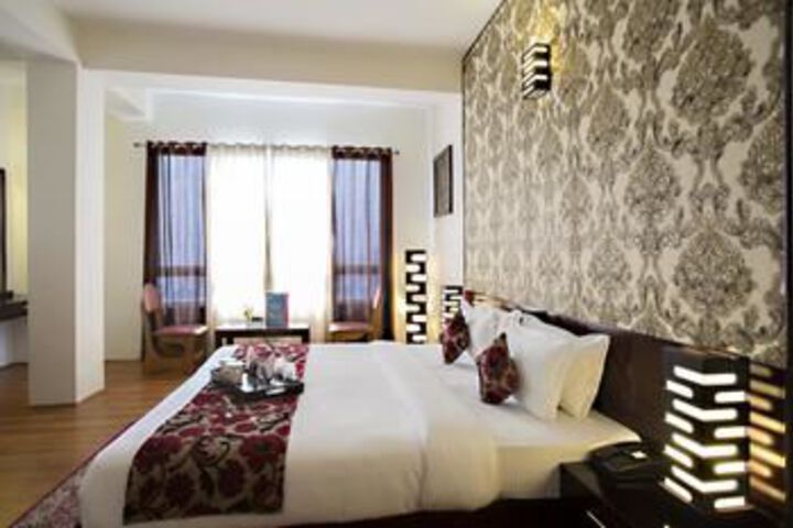 Room 6 of 18
