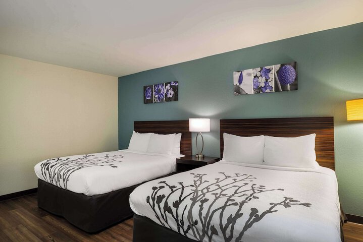 2 Queen Beds (7 of 8)