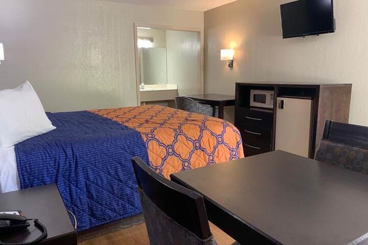 1 King Bed (3 of 3)