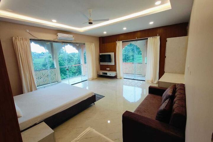 Room 9 of 20