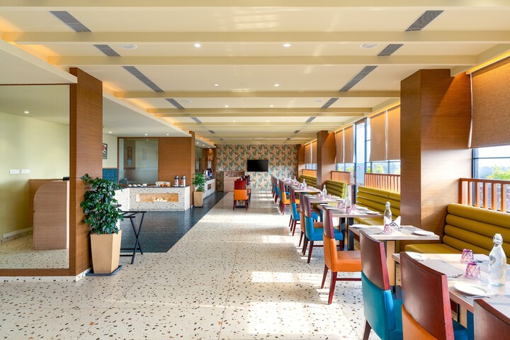 Dining 27 of 53