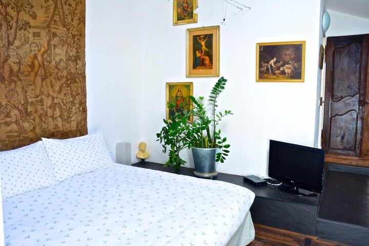 Room 6 of 32