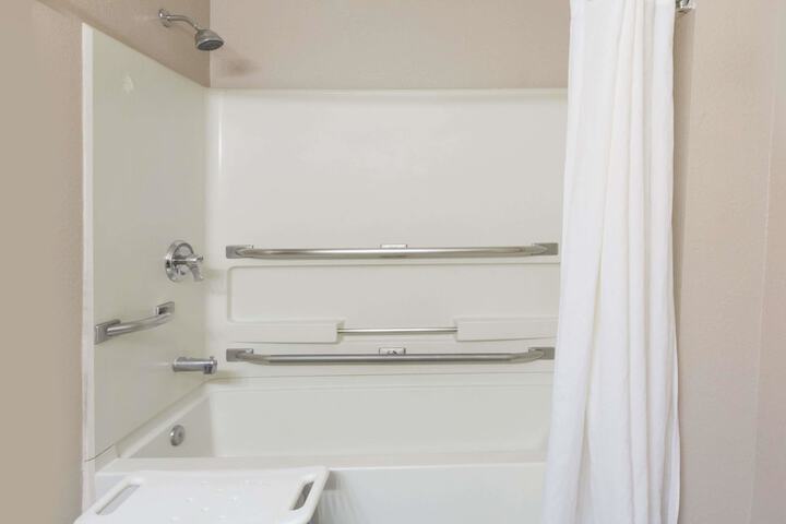 1 Queen Bed (3 of 13)