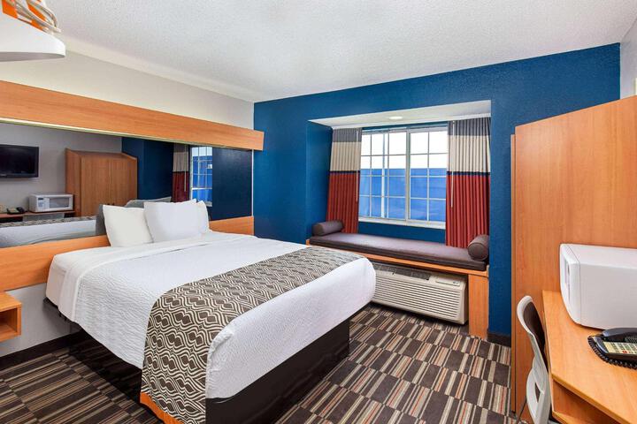 1 Queen Bed Accessible (21 of 32)