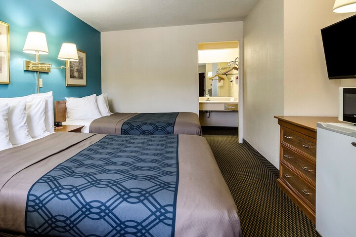 1 Queen Bed (3 of 19)