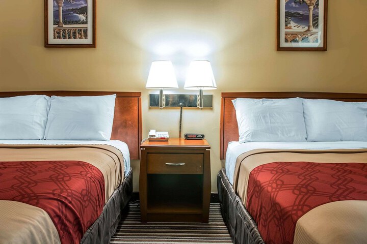 2 Double Beds (6 of 6)