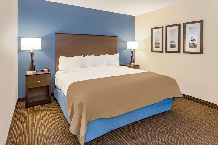 1 King Bed (7 of 17)