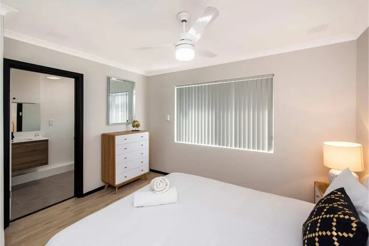 Room 5 of 16