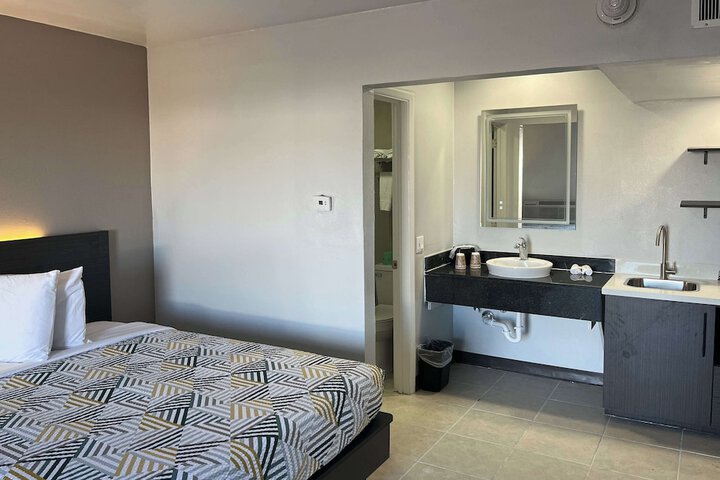 Room 4 of 10