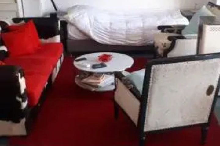 Room 4 of 16