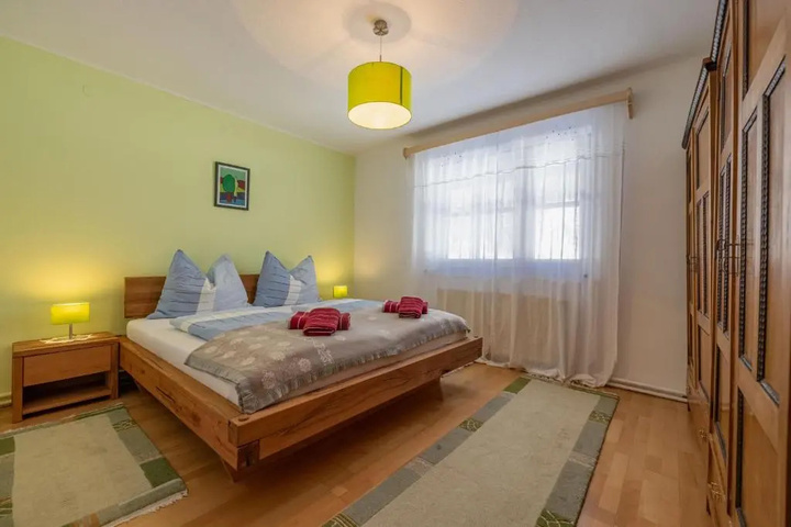 Room 4 of 18
