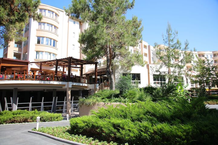 Hotel Exterior 75 of 80