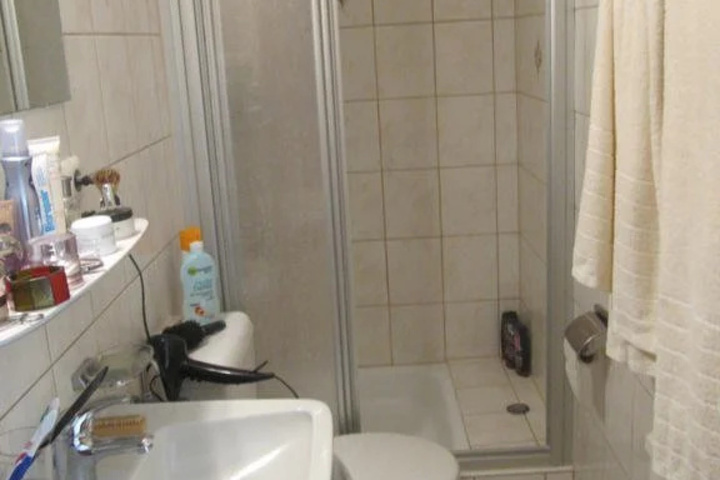 Room 6 of 13