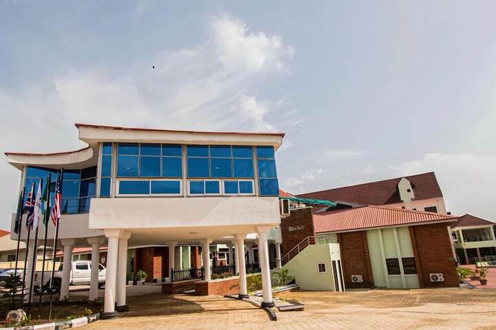 Marchforte-Courtyard Hotel