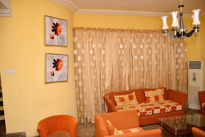 Lounge 85 of 94