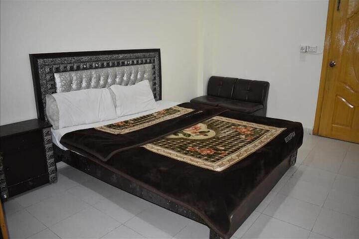 Room 4 of 8