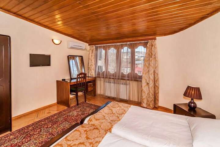 Room 2 of 22
