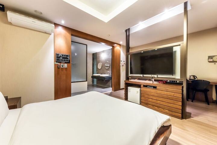 Room 6 of 11