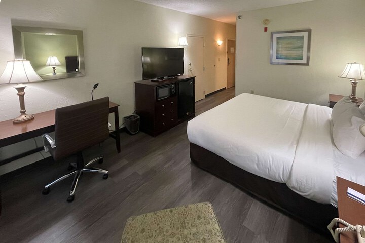 1 King Bed (2 of 15)