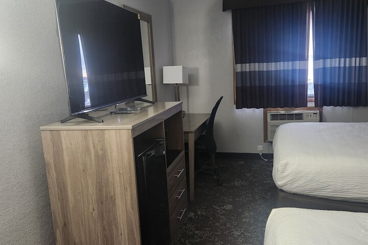 Queen Bed Accessible (3 of 12)