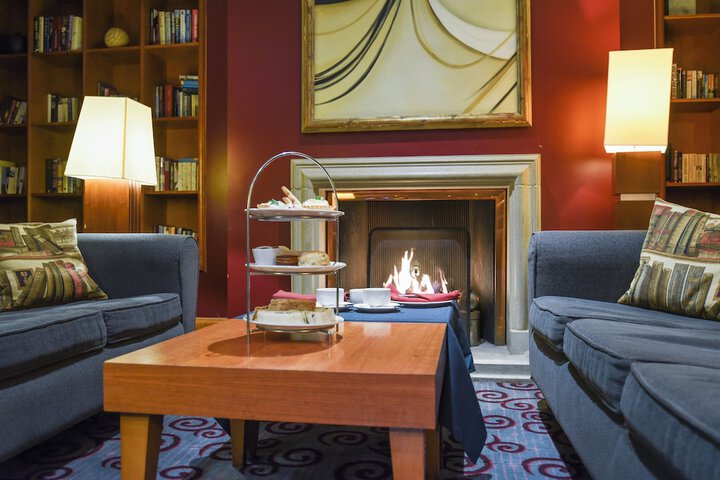 Lounge 48 of 56