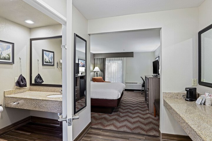 1 King Bed Pet Friendly (17 of 36)