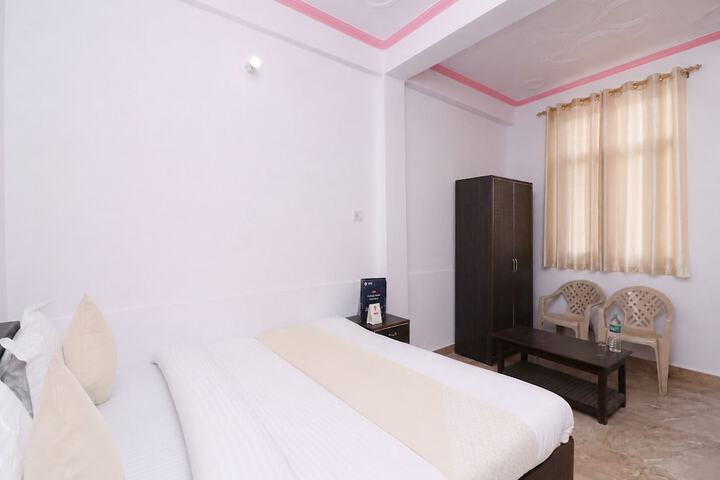 Room 4 of 9