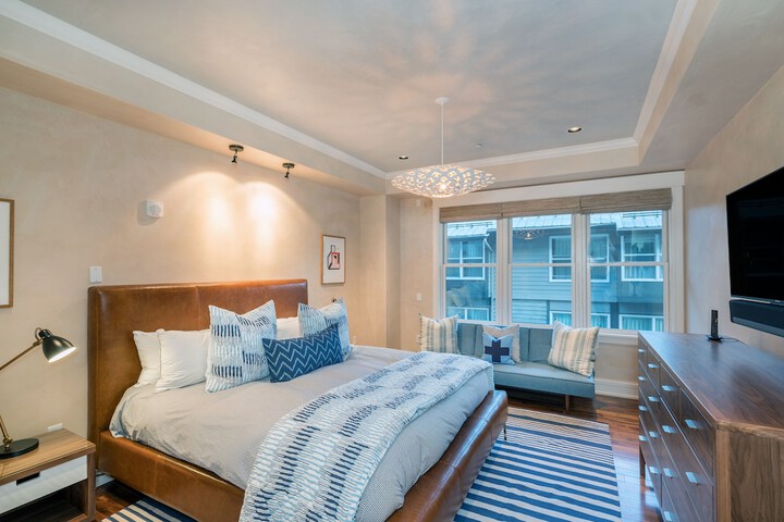 Room 3 of 382