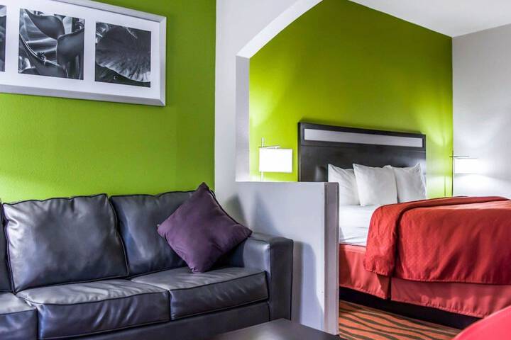 1 King Bed Suite (4 of 7)