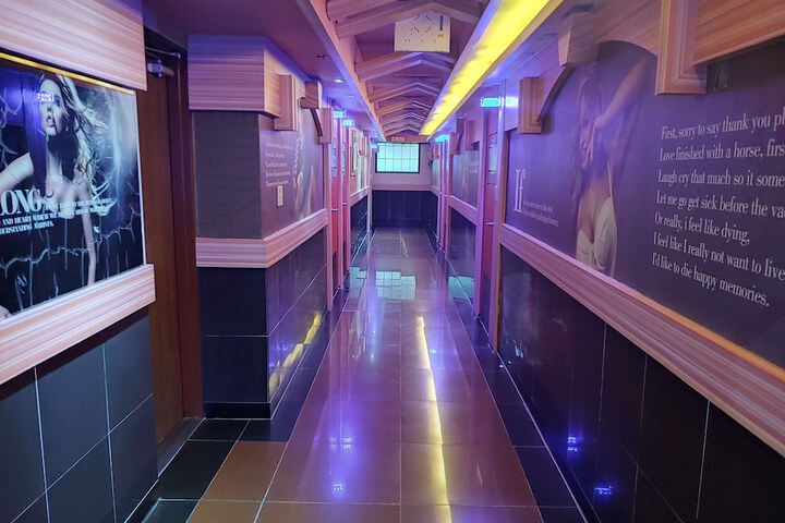 Ballroom/Hall 30 of 36