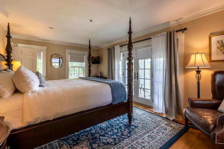 Standard | King Bed (1 of 17)