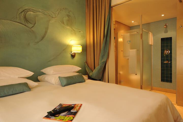Room 4 of 72
